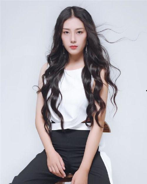 姓贾女演员,璀璨银幕，魅力四射