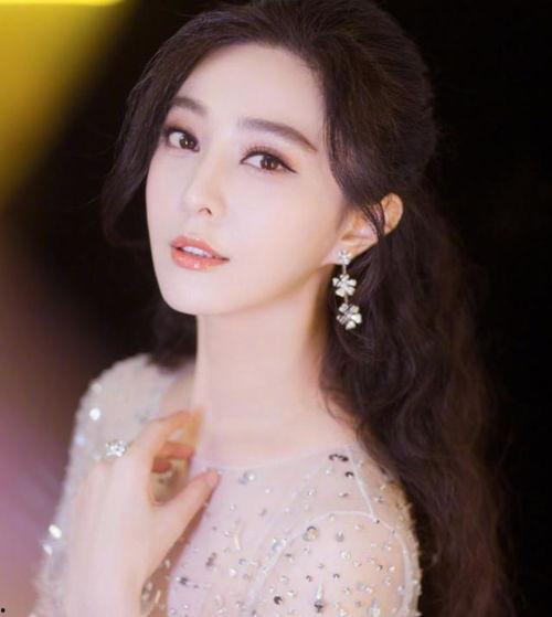 明星比心的图片,温暖互动，传递正能量